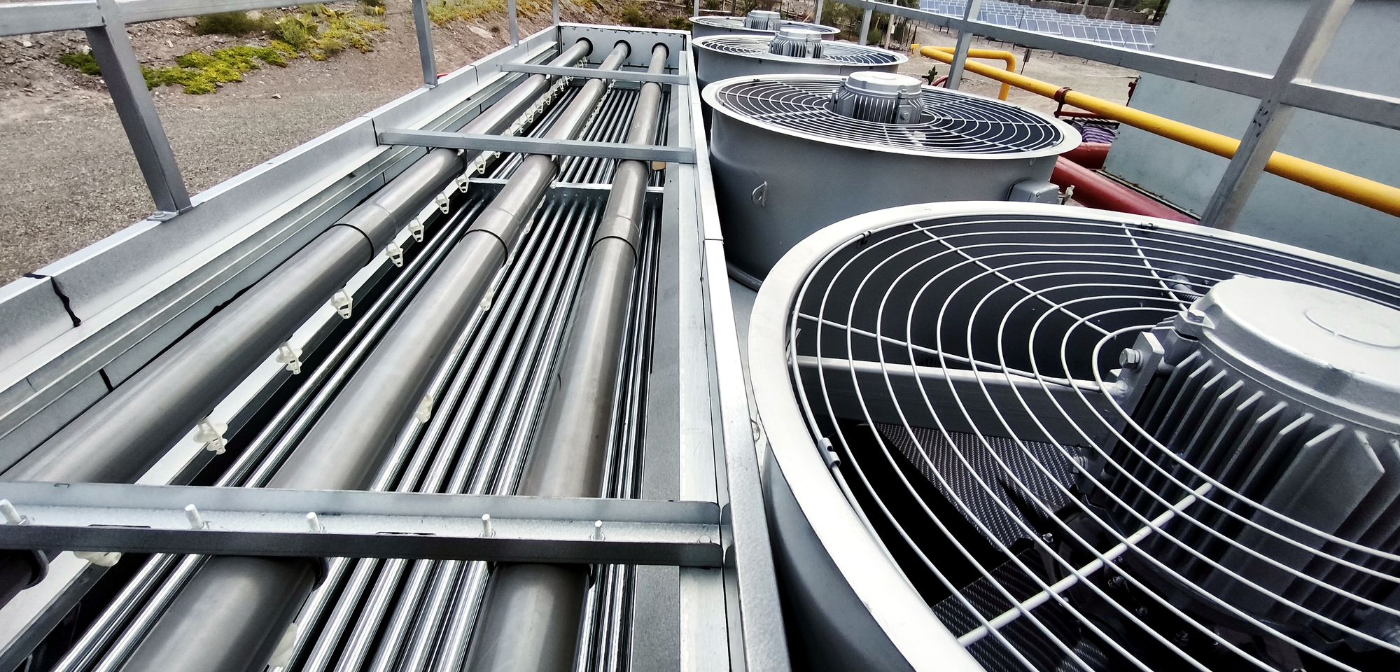 Condensadores evaporativos instalados por BB tech: serpentín y ventiladores vistos desde la plataforma superior